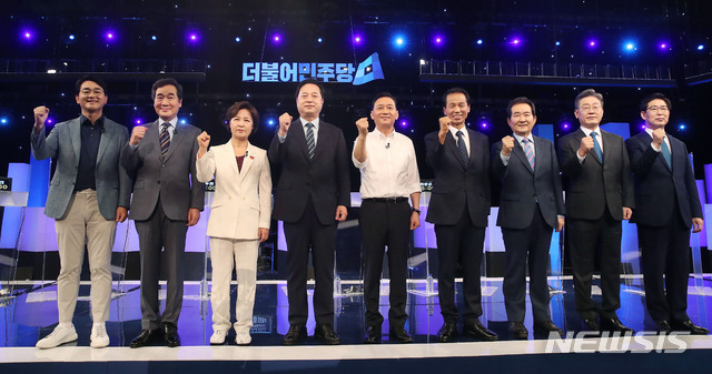 [서울=뉴시스]국회사진기자단 = 더불어민주당 대선 경선 예비후보들이 3일 오후 서울 여의도 KBS에서 열린 첫 합동 토론회에 앞서 기념촬영을 하고 있다. 왼쪽부터 박용진, 이낙연, 추미애, 김두관, 이광재, 최문순, 정세균, 이재명, 양승조 후보. 2021.07.03. photo@newsis.com