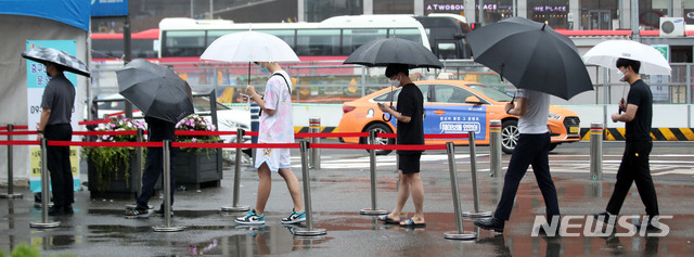 [서울=뉴시스]김선웅 기자 = 장마가 시작되고 743명의 신규 코로나 확진자가 발생한 4일 오전 서울역광장에 설치된 중구 임시 선별검사소에서 우산을 쓴 시민들이 검사를 받기 위해 줄을 서고 있다. 2021.07.04. mangusta@newsis.com