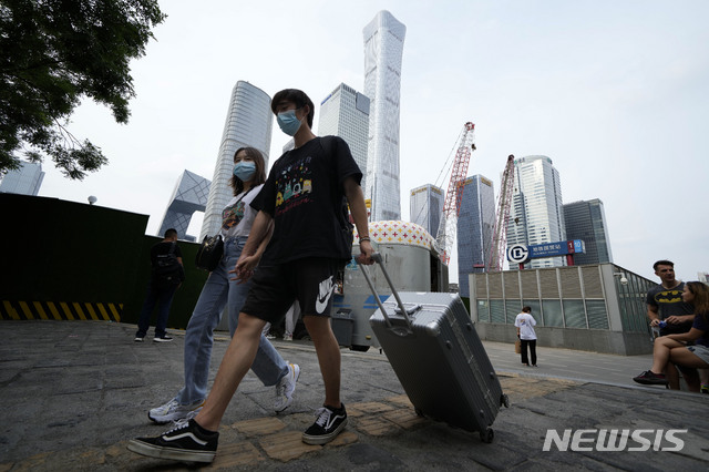 [베이징=AP/뉴시스] 중국 젊은 세대를 중심으로 출근 복장에 전혀 신경 쓰지 않는 풍조가 퍼지고 있다. 사진은 2021년 베이징. 2024.3.26.