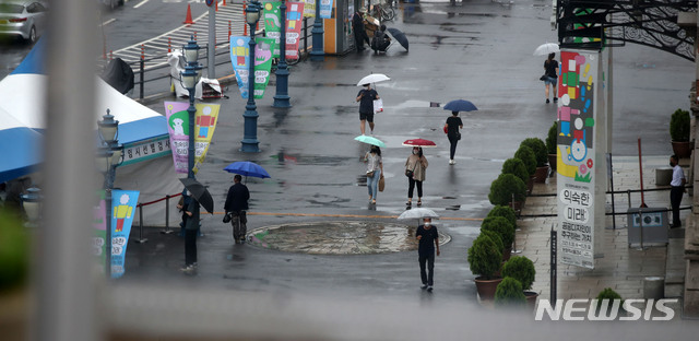 [서울=뉴시스]김선웅 기자 = 본격적인 장마가 시작된 가운데 4일 오전 서울역광장에서 우산을 쓴 시민들이 길을 걷고 있다. 2021.07.04. mangusta@newsis.com