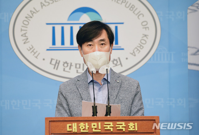 [서울=뉴시스]최진석 기자 = 국민의힘 하태경 의원이 지난 4일 오전 국회 소통관에서 기자회견을 열고 대통령 직속 '국가사이버안보청'을 설치하는 3호 공약을 발표하고 있다. (공동취재사진) 2021.07.04. photo@newsis.com