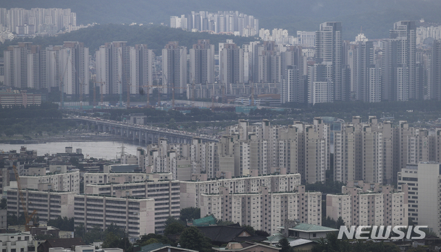 [서울=뉴시스]정병혁 기자 = KB국민은행 월간 주택가격 동향 시계열 통계에 따르면 올 해 상반기 전국 아파트 값이 9.97% 상승해 지난해 연간 상승률인 9.65%를 추월한 것으로 나타났다. 수도권 아파트값도 12.97%올라 19년 만에 최고 상승률을 보였다. 상반기 전국 아파트 전세값도 5.54% 상승해 2011년 이후 10년 만에 최고를 기록했다. 사진은 4일 서울 중구 남산에서 바라본 서울시내 아파트 단지의 모습. 2021.07.04. jhope@newsis.com