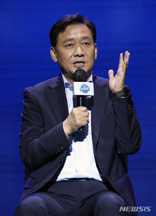 [청주=뉴시스]전신 기자 = 4일 충북 청주 서원구 CJB컨벤션센터에서 열린 더불어민주당 대선 예비경선 국민면접에서 이광재 예비후보가 면접관 질문에 답변하고 있다. 2021.07.04. photo1006@newsis.com