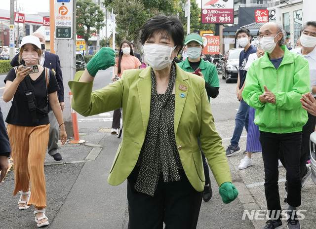 [도쿄=AP/뉴시스]도쿄도 의회 선거날이던 지난 4일 고이케 유리코 일본 도쿄도지사가 '도민퍼스트회’ 후보 지지를 위해 나선 모습. 도민퍼스트회는 그가 창당한 곳이다. 현재는 특별고문을 지내고 있다. 2021.07.05.