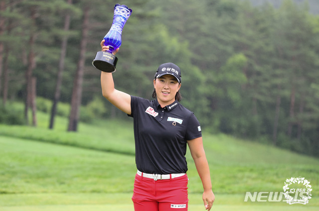 [서울=뉴시스]김해림이 한국여자골프(KLPGA)투어 '맥콜·모나파크 오픈'에서 우승한 뒤 트로피를 들어 보이고 있다.2021.07.05.(사진=SBS골프 제공)photo@newsis.com