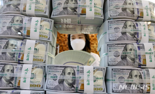 [서울=뉴시스]추상철 기자 = 6월 외환보유액이 4541억 달러로 지난달에 비해 약 24억달러 감소한 것으로 나타난 5일 오전 서울 중구 하나은행 위변조 대응센터에서 직원이 달러를 정리하고 있다. 2021.07.05. scchoo@newsis.com