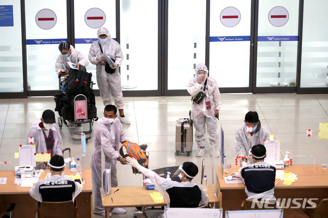 [인천공항=뉴시스]김선웅 기자 = 기존 바이러스보다 전파력이 더 세다고 알려진 델타형 변이가 전 세계적으로 확산되는 가운데 외국인 입국자들이 5일 오전 인천국제공항을 통해 입국하고 있다. 2021.07.05. mangusta@newsis.com