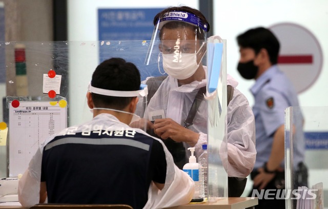 [인천공항=뉴시스]김선웅 기자 = 기존 바이러스보다 전파력이 더 세다고 알려진 델타형 변이가 전 세계적으로 확산되는 가운데 외국인 입국자들이 5일 오전 인천국제공항을 통해 입국하고 있다. 2021.07.05. mangusta@newsis.com