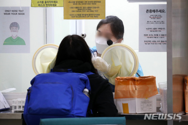 [인천공항=뉴시스]김선웅 기자 = 지난 5일 오전 인천국제공항 제2터미널에 설치된 코로나19 검사센터에서 코로나 검사가 진행되고 있다. 2021.07.05. mangusta@newsis.com