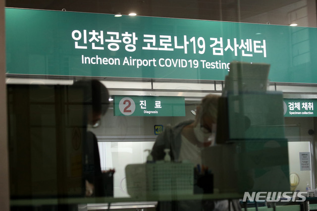 [인천공항=뉴시스]김선웅 기자 = 711명의 신규 코로나19 확진자(국내발생 644명, 해외유입 67명)가 발생한 5일 오전 인천국제공항 제2터미널에 설치된 코로나19 검사센터에서 코로나 검사가 진행되고 있다. 2021.07.05. mangusta@newsis.com