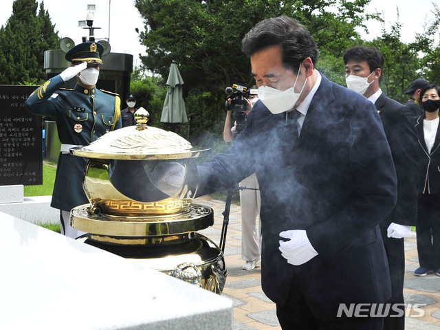 [서울=뉴시스]국회사진기자단 = 대선 출마를 공식 선언한 이낙연 더불어민주당 전 대표가 5일 오전 서울 동작구 국립서울현충원에서 김대중 대통령 묘역을 참배하고 있다. 2021.07.05. photo@newsis.com