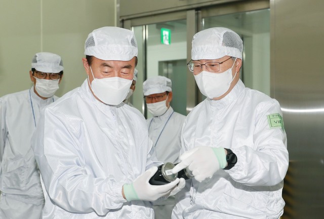 [서울=뉴시스]문승욱(오른쪽) 산업통상자원부 장관이 5일 이차전지 생산 기업인 울산 울주군 삼성SDI 울산사업장을 방문해 전영현 삼성SDI 사장의 안내로 이차전지 생산 시설을 둘러보고 있다. (사진=산업통상자원부 제공) 2021.07.05. photo@newsis.com