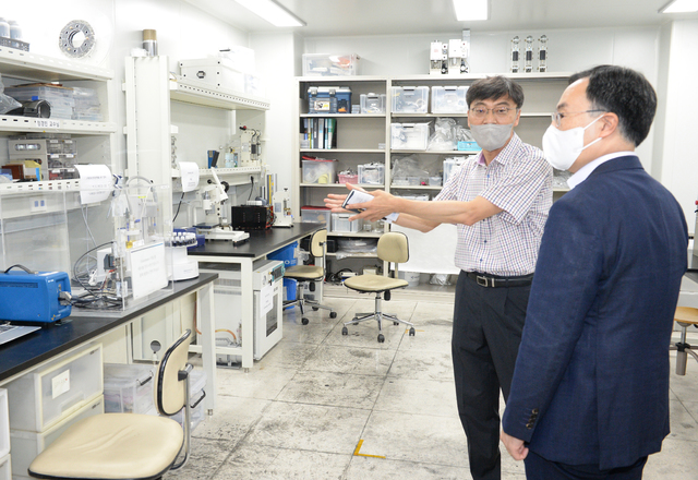 [울산=뉴시스] 배병수 기자 = 문승욱 산업통상자원부 장관이 5일 오후 울산 울주군 언양읍 울산과학기술원 이차전지 산학연 연구센터를 방문해 담당 교수로부터 연구실에서 이차전지 개발과 관련 된 설명을 듣고 있다. 2021.07.05. bbs@newsis.com