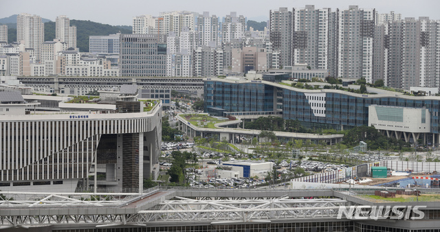 [세종=뉴시스]강종민 기자 = 세종시 어진동 정부세종청사 뒤로 아파트 단지가 보이고 있다. 2021.07.05. ppkjm@newsis.com