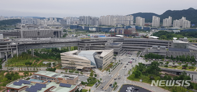 세종시 어진동 정부세종청사 뒤로 아파트 단지가 보이고 있다. 뉴시스 자료사진.