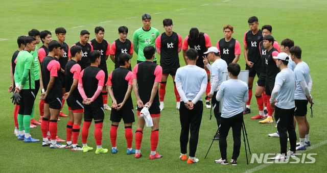 [파주=뉴시스]고범준 기자 = 2020 도쿄올림픽 축구대표팀 김학범 감독이 5일 오후 경기도 파주 국가대표트레이닝센터(NFC)에서 열린 공개 훈련에 앞서 선수들에게 지시사항을 전달하고 있다. 올림픽 대표팀은 오는 13일 아르헨티나, 16일 프랑스와 평가전을 치른 후 17일 일본으로 출국한다. 2021.07.05. bjko@newsis.com