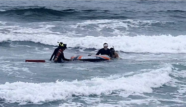 삼척 덕산해변 구조활동 모습 (사진=동해해양경찰서 제공) *재판매 및 DB 금지
