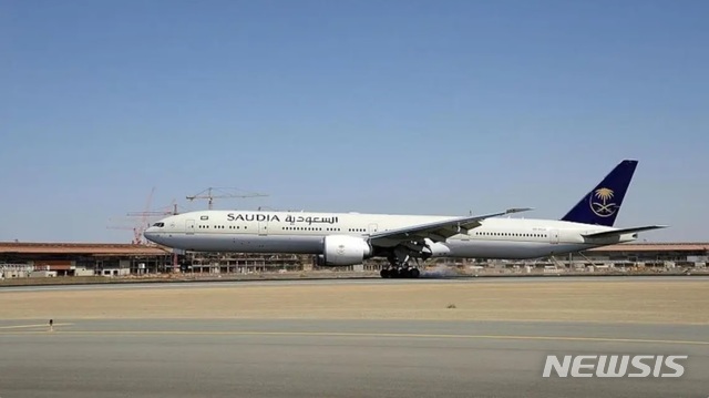 [서울=뉴시스]사우디 국영항공사 비행기. (사진 = 알 아라비야 뉴스 홈페이지 캡처) 2021.07.06.photo@newsis.com