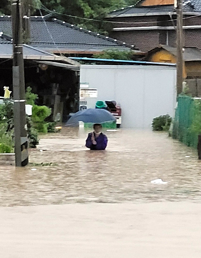 [진도=뉴시스] 박상수 기자 = 폭우가 내린 6일 오전 전남 진도군 진도읍 고작마을 안길이 성인들의 허리까지 잠겨 있다. (사진=독자 제공) 2021.07.06. photo@newsis.com  *재판매 및 DB 금지