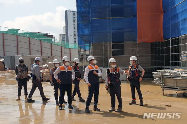 [서울=뉴시스] 현장 합동안전점검 모습. (사진=호반건설 제공)