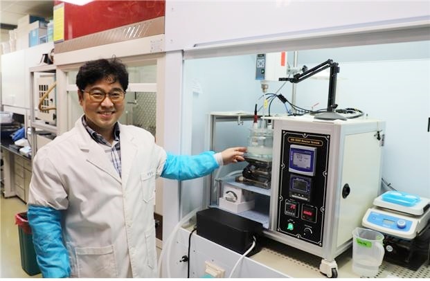 [대전=뉴시스] 해수담수화 농축수 자원화 및 CO2 동시 처리기술에 대해 설명하고 있는 방준환 박사. *재판매 및 DB 금지