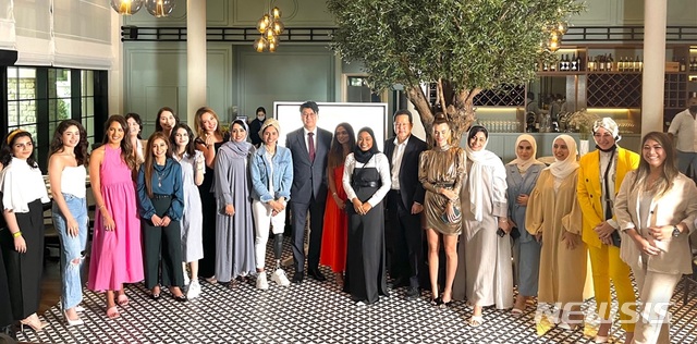 [서울=뉴시스] 코트라는 지난 5일(현지시간) 아랍에미리트연합(UAE), 사우디아라비아, 이집트의 뷰티 인플루언서 50명을 '중동 K뷰티 홍보대사'로 임명했다. 이관석 코트라 중동지역본부장(오른쪽에서 일곱 번째)이 중동 6개국의 K뷰티 홍보대사들과 함께 기념촬영을 하고 있다.(사진=코트라 제공) 2021.7.6 photo@newsis.com