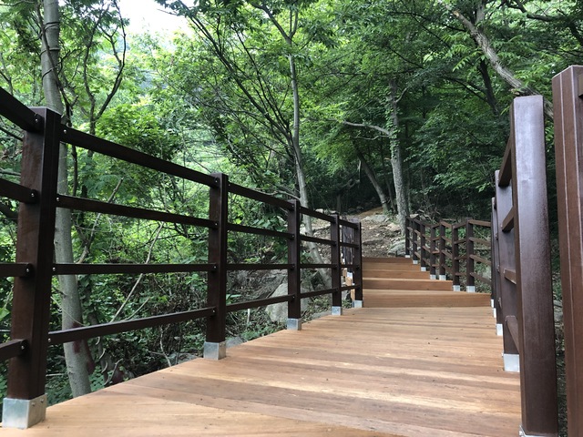 고창군이 개설한 방장산 양고실재에서 석정온천을 잇는 등산로 일부 구간 데크길. *재판매 및 DB 금지