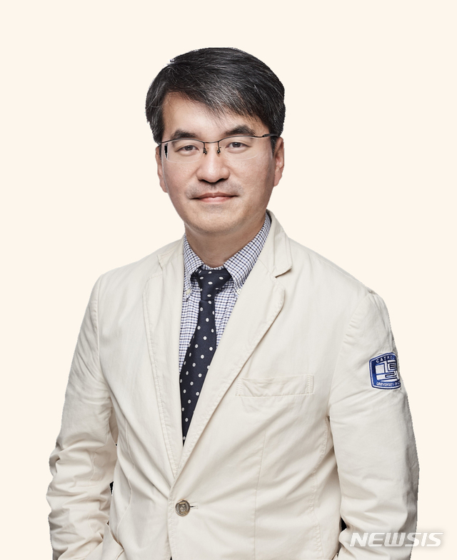 [서울=뉴시스]김진성 서울성모병원 신경외과 교수. (사진= 가톨릭의료원 제공) 2021.07.06