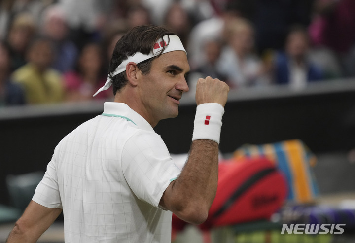 [런던=AP/뉴시스]로저 페더러(8위·스위스)가 5일(현지시간) 영국 런던 윔블던의 올잉글랜드론테니스클럽에서 열린 윔블던 테니스 대회 남자 단식 4회전에서 로렌초 소네고(27위·이탈리아)를 물리치고 기뻐하고 있다. 2022.09.16. 
