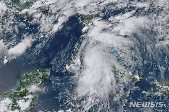 [아바나(쿠바)= AP/뉴시스]  2021년 7월 5일 오후 4시 50분 지오칼러 인공위성이 촬영한 허리케인 엘사의 위성사진. 쿠바섬을 뒤덮고 서쪽 지역에 강한 바람과 폭우를 내리고있는 광경이다. 