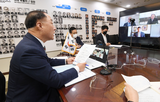 [서울=뉴시스]홍남기 부총리 겸 기획재정부 장관이 5일 세종시 정부세종청사에서 피치(Fitch) 국제신용평가사와 화상회의를 하고 있다. (사진=기획재정부 제공) 2021.07.06. photo@newsis.com *재판매 및 DB 금지