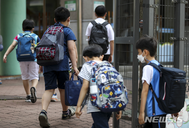 [서울=뉴시스]정병혁 기자 = 수도권 학교들이 2학기 전면 등교를 앞두고 수도권을 중심으로 늘어나는 코로나19 확진자에 2학기 전면등교 시행이 무산될 것을 우려하는 목소리가 나오고 있다. 교육부가 거리두기 개편안에 맞춰 발표한 학사운영 방안에 따르면 거리두기 2단계까지는 전면 등교가 가능하지만 3단계로 격상되면 동시간대 등교 인원이 초등학교는 최대 전교생의 6분의 5까지, 중·고등학교는 3분의 2까지로 각각 제한된다. 중앙재난안전대책본부는 7일 회의를 통해 8일 이후 수도권 거리두기 체계를 확정한 뒤 발표할 예정이다. 사진은 6일 서울시내의 한 초등학교에서 학생들이 등교하고 있다. 2021.07.06. jhope@newsis.com