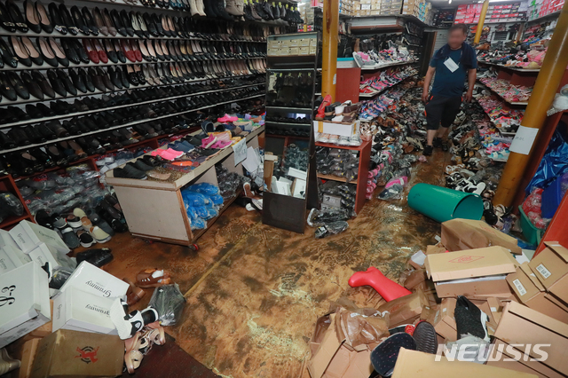 [익산=뉴시스]김얼 기자 = 전북지역에 많은양의 비가 내린 6일 전북 익산시 창인동의 한 상가가 빗물에 잠겨 복잡게 엉켜 있다. 2021.07.06. pmkeul@newsis.com