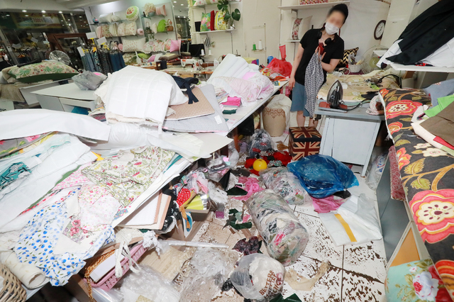 [익산=뉴시스]김얼 기자 = 전북지역에 많은 양의 비가 내린 6일 전북 익산시 창인동의 한 상가가 빗물에 잠겨 복잡하게 엉켜 있다. 2021.07.06. pmkeul@newsis.com