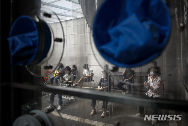 [서울=뉴시스]정병혁 기자 = 코로나19 신규확진자가 746명으로 나흘째 700명대를 유지하고 있는 6일 오전 서울 관악구 에이치플러스 양지병원에 마련된 워크스루 선별진료소를 찾은 시민들이 코로나19 검사를 받기 위해 대기하고 있다. 2021.07.06. jhope@newsis.com