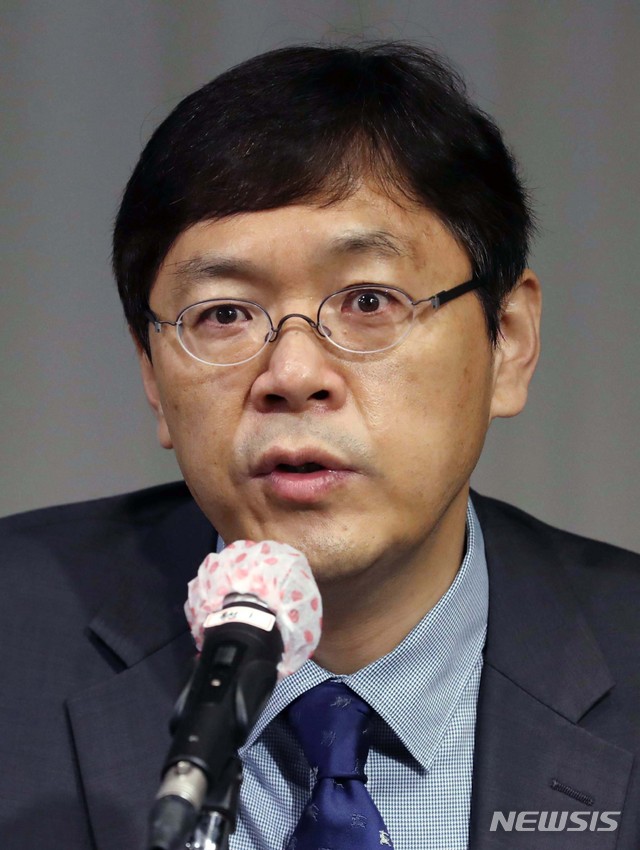 [서울=뉴시스]박진희 기자 = 곽효환 한국문학번역원 원장이 6일 서울 종로구 세종문화회관 아띠홀에서 기자간담회를 갖고 취임에 따른 주요정책 공유 및 중점 추진사업을 설명하고 있다. 2021.07.06. pak7130@newsis.com