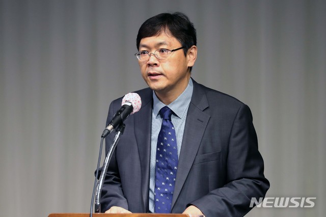 [서울=뉴시스]박진희 기자 = 곽효환 한국문학번역원 원장이 6일 서울 종로구 세종문화회관 아띠홀에서 기자간담회를 갖고 취임에 따른 주요정책 공유 및 중점 추진사업을 설명하고 있다. 2021.07.06. pak7130@newsis.com