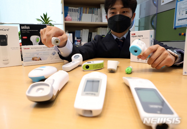 [세종=뉴시스]강종민 기자 = 한국소비자원 관계자가 6일 오전 정부세종청사에서 피부적외선체온계 10개 제품을 대상으로 온도 정확도, 누설전류, 사용편의성, 충격 내구성 등의 품질 및 제품특성에 대한 시험 평가 결과를 설명하고 있다. 소비자원은 온도 정확도와 누설전류 등은 관련 규격에 적합했지만 사용 편의성과 충격 내구성, 측정시간 등은 제품별로 차이를 보였다고 밝혔다. 2021.07.06. ppkjm@newsis.com