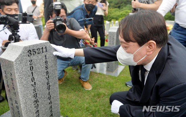 [대전=뉴시스]최진석 기자 = 윤석열 전 검찰총장이 6일 오전 대전 유성구 국립대전현충원 천안함46용사 묘역을 참배한 뒤 전사자의 묘비를 어루만지고 있다. (공동취재사진) 2021.07.06. photo@newsis.com