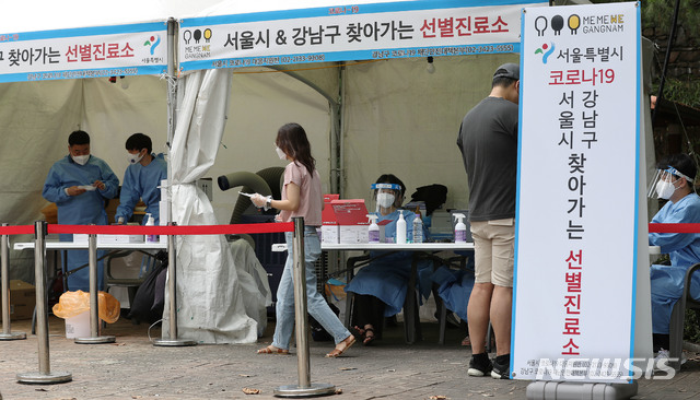 [서울=뉴시스]백동현 기자 = 6일 오전 서울 강남구 한티근린공원에 설치된 '찾아가는 선별진료소'를 찾은 시민들이 코로나19 검사를 받기 위해 대기하고 있다. 서울시는 20~30대가 많이 출입하는 음식점·주점 등의 영업주·종사자를 대상으로 검사를 강화하기 위해 한티근린공원, 강남역, 마포 홍익문화공원 총 3곳에 찾아가는 선별진료소를 운영한다. 2021.07.06 livertrent@newsis.com