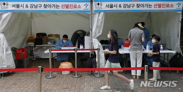 [서울=뉴시스]백동현 기자 = 6일 오전 서울 강남구 한티근린공원에 설치된 '찾아가는 선별진료소'를 찾은 시민들이 코로나19 검사를 받기 위해 대기하고 있다. 서울시는 20~30대가 많이 출입하는 음식점·주점 등의 영업주·종사자를 대상으로 검사를 강화하기 위해 한티근린공원, 강남역, 마포 홍익문화공원 총 3곳에 찾아가는 선별진료소를 운영한다. 2021.07.06 livertrent@newsis.com