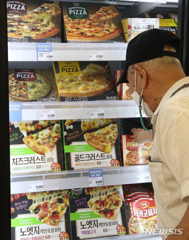 [서울=뉴시스]조수정 기자 = 식품업계가 냉동피자 시장을 주목하고 있다. 제품 제조 기술 발달과 에어프라이어 보급률이 높아지면서 전문점 수준의 맛을 집에서도 낼 수 있게 된데다 코로나19 여파로 지속되는 사회적 거리두기 시행으로 냉동피자 시장이 더 커지는 요소가 되고 있다. 6일 서울 중구 롯데마트 서울역점에서 한 시민이 피자를 고르고 있다. 2021.07.06. chocrystal@newsis.com