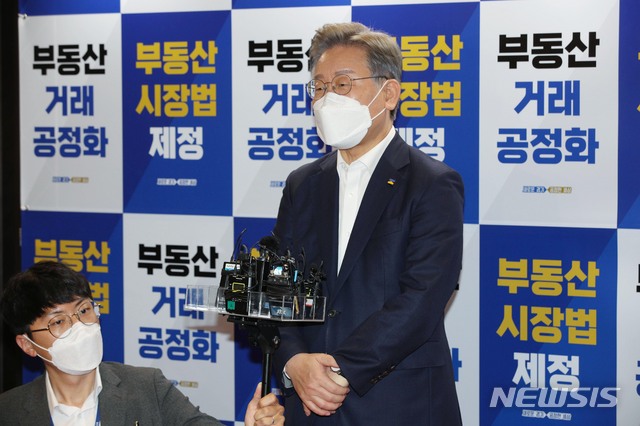 [서울=뉴시스]국회사진기자단 = 이재명 경기지사가 6일 서울 여의도 글래드호텔에서 열린 '부동산시장법 제정 국회토론회'에서 취재진 질문에 답변하고 있다. 2021.07.06. photo@newsis.com