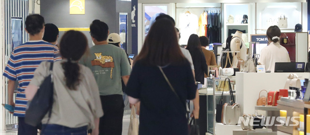 [서울=뉴시스]조수정 기자 = 서울 중구 소공동 롯데백화점 본점에서 소비자들이 쇼핑을 하고 있다. 2021.07.06. chocrystal@newsis.com