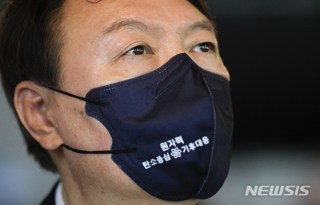 [대전=뉴시스]최진석 기자 = 윤석열 전 검찰총장이 지난해 7월6일 대전 유성구 한 호프집에서 '문재인정권 탈원전 4년의 역설-멀어진 탄소중립과 에너지 자립'을 주제로 열린 만민토론회에 참석해 원자력 문구가 써있는 마스크를 쓰고 있다. 2021.07.06. myjs@newsis.com