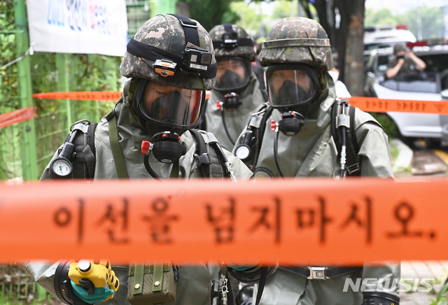 [안산=뉴시스]김종택기자 = 6일 오후 경기도 안산 공동구에서 열린 '2021 안산시 화랑훈련'에 참가한 육군 51사단 화생방지원대 장병들이 작전을 수행하고 있다. 2021.07.06. jtk@newsis.com