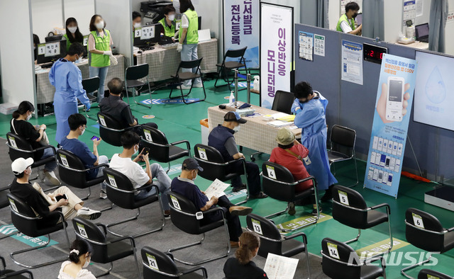 [서울=뉴시스]홍효식 기자 = 국내 코로나19 백신 누적 1차 접종자가 1540만1361명으로 인구의 약 30%를 넘어선 6일 오후 서울 서대문구 북아현문화체육센터에 마련된 코로나19 백신 예방접종센터에서 코로나19 백신 접종을 마친 시민들이 이상반응 모니터링을 위해 대기하고 있다. 2021.07.06. yesphoto@newsis.com