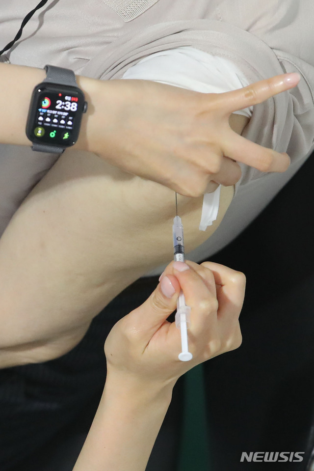 [서울=뉴시스] 시민이 코로나19 백신접종을 하고 있다. (사진=뉴시스DB)
