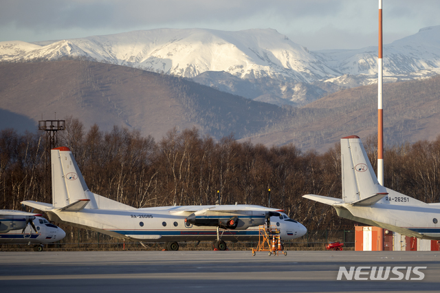 [AP/뉴시스] 자료사진으로 7월6일 러시아 캄차카에서 추락 잔해물로 발견된 안토노프 An-26기와 같은 기종의 항공기가 사고기 출발 도시 내 엘리조보 공항에 2020년 11월 서 있다.16일 17명 탑승의 An-28기가 시베리아서 실종되었다 