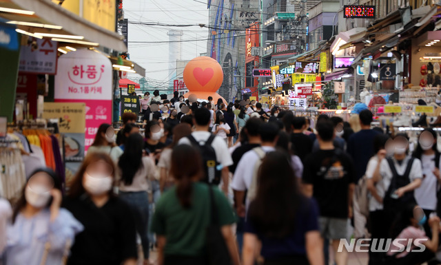 [서울=뉴시스] 추상철 기자 = 코로나19 확진자가 6개월만에 1000명(오후6시 기준)을 넘어선 6일 오후 서울 마포구 홍대거리가 시민들로 붐비고 있다. 2021.07.07. scchoo@newsis.com